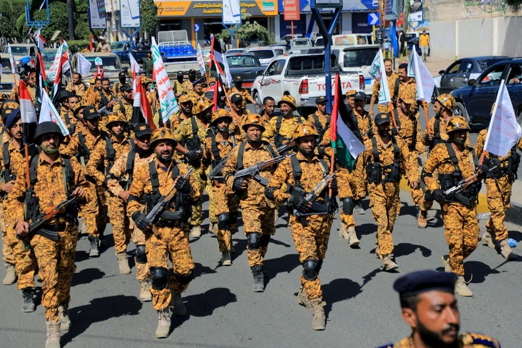 Forces loyal to Yemen's Huthi rebels march through the streets of Sanaa in a show of solidarity with the Palestinians on October 15, 2023. Thousands of protesters poured onto the streets of several Middle East capitals on the Muslim weekend in support of Palestinians amid Israeli air strikes on Gaza in reprisal for a surprise Hamas attack in which more than 1,300 people were killed so far. Israeli forces have responded with heavy bombardment of Gaza, where authorities say more than 2,300 people have been killed. (Photo by MOHAMMED HUWAIS / AFP)