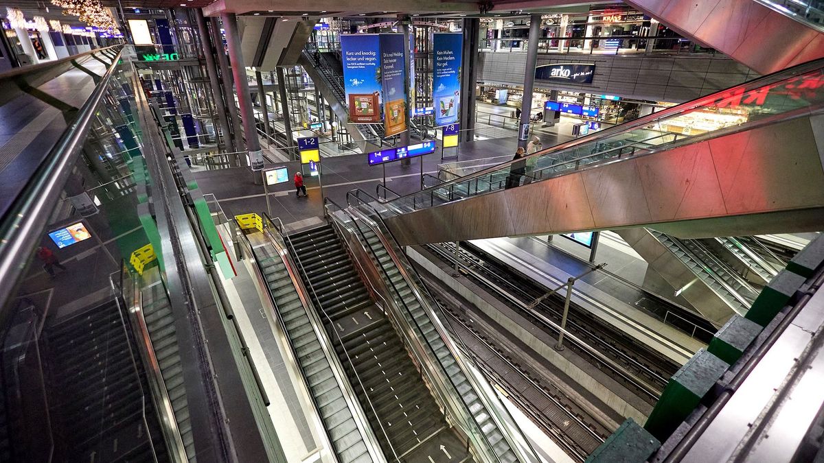 Megkezdődött a német vasutassztrájk: kihaltak a vasútállomások, a sztrájkolók szerint provokálják őket