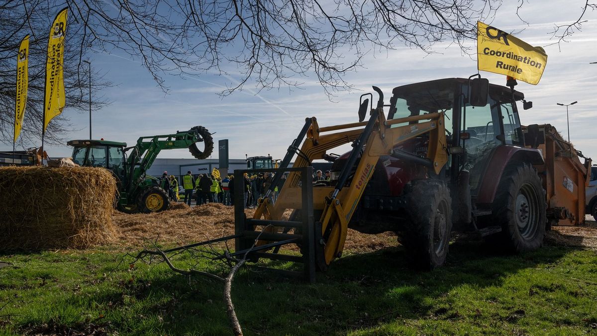 A francia miniszterelnök még több segítséget ígér a gazdáknak