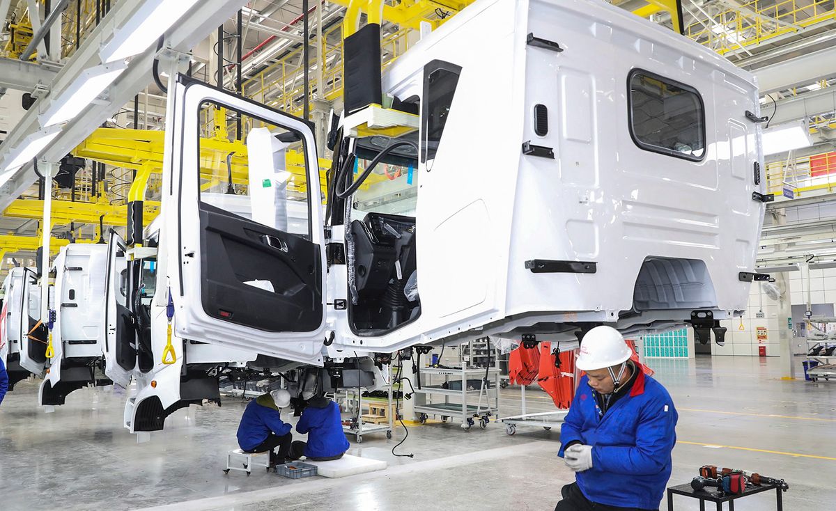 Workers are producing a BYD new energy commercial vehicle at a workshop in Huai'an, China, on January 11, 2024. (Photo by Costfoto/NurPhoto) (Photo by CFOTO / NurPhoto / NurPhoto via AFP)
Kína gazdaságpolitikája nem biztos, hogy kifizetődik.