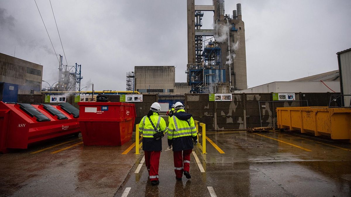 Workers walk at the fertilizer giant Yara's plant in Le Havre, northern France, on April 8, 2022. Built in the late 1960s, the factory has curtailed its ammonia and urea output in Italy and France in March due to the record high natural gas prices in Europe. (Photo by Sameer Al-DOUMY / AFP)