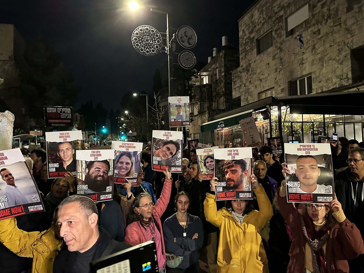 Families of Israeli hostages launch sit-in protest in front of Netanyahu's Jerusalem headquarters
Az izraeli túszok hozzátartozói nap mint nap tüntetnek a szeretteik kiszabadításáért.
