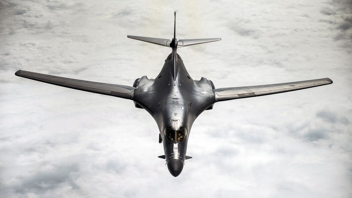 amerikai szuperbombázó repülőgép B-1 Lancer
US, France, Britain launch strikes on Syria after alleged gas attack
This image obtained from the US Department of Defense shows, a US Air Force B-1B Lancer flying over the East China Sea on January 9, 2018. The US reportedly used B-1 bombers in the strikes against Syria, but the American military declined to provide specifics. US, British and French "naval and air assets" took part in the strikes, which US defense chief James Mattis said employed more than twice the amount of munitions used during American strikes in Syria last year, in which 59 Tomahawk missiles were fired. (Photo by Peter REFT / US AIR FORCE / AFP) / RESTRICTED TO EDITORIAL USE - MANDATORY CREDIT "AFP PHOTO / US Air Force p/ Staff Sgt. Peter Reft" - NO MARKETING NO ADVERTISING CAMPAIGNS - DISTRIBUTED AS A SERVICE TO CLIENTS
