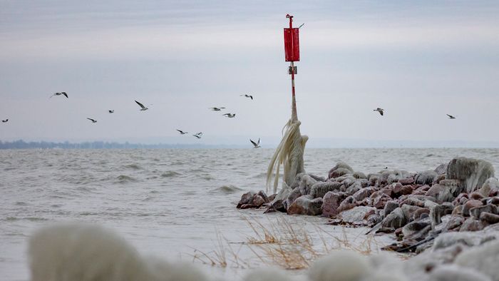 Jég borítja a lépcsőket és a korlátokat a Balaton partján Fonyódnál, a bélatelepi strandon 2024. január 9-én.