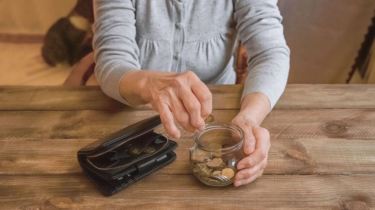 Old,Wrinkled,Hand,Holding,Jar,With,Coins,,Empty,Wallet,,Wooden