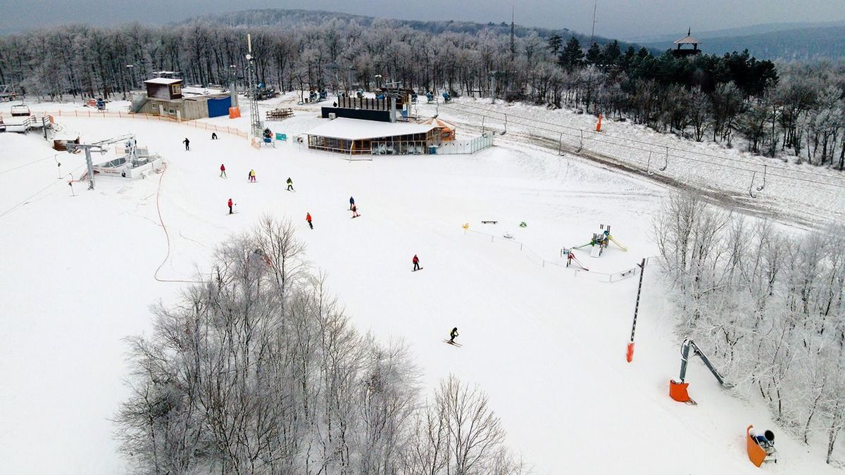 Váratlanul bezárt a közkedvelt hazai sípálya, az eplényi síközpontot pálya pár hete nyitott meg