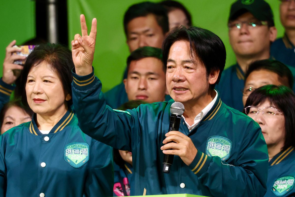 Tajnan, 2024. január 12.
Laj Csing-tö tajvani alelnök, a kormányzó, függetlenségpárti Demokratikus Haladás Pártja (DPP) elnöke, elnökjelölt (k) támogatóihoz beszél kampánygyűlésén a Tajvan déli részén fekvő Tajnanban 2024. január 12-én. Tajvanon január 13-án tartanak elnök- és törvényhozási választásokat. Az elnökválasztás legesélyesebb jelöltjének Laj Csing-tö alelnököt tartják. Az ellenzéki pártok, a Kínával szorosabb kapcsolatok fenntartását pártoló Nemzeti Párt (Kuomintang), valamint a szintén a Kínával való jobb kapcsolatok kiépítéséért kampányoló Tajvani Néppárt (TPP) külön-külön jelöltet állított.
MTI/EPA/Ritchie B. Tongo