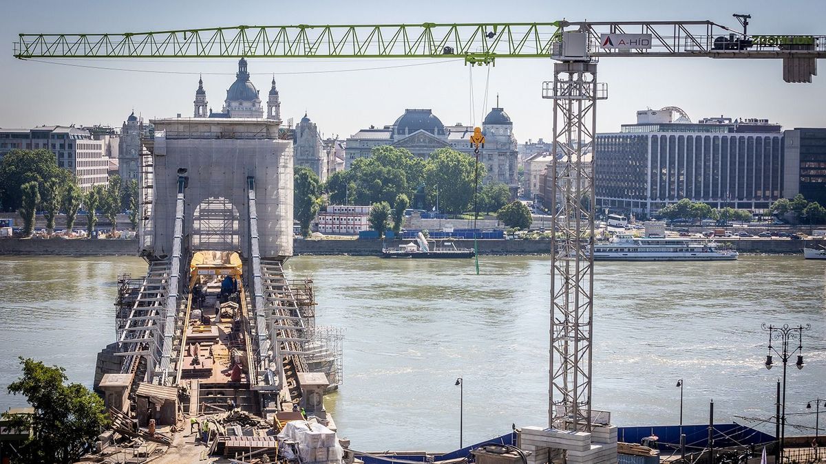 Életveszély nincs a Lánchídon, szándékos rongálás viszont volt