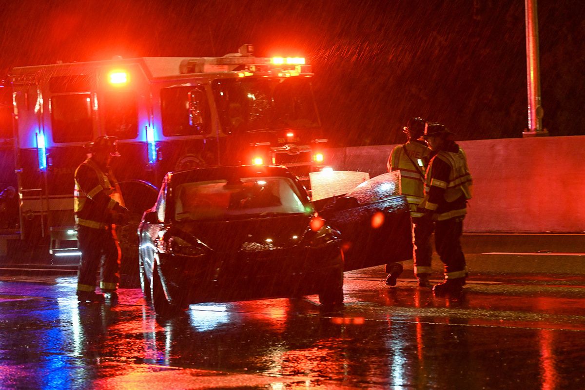 SAN MATEO, CA - MARCH 21: Four cars including a Tesla were involved an accident during heavy rain on Highway 101 southbound in San Mateo, California, United States on March 21, 2023 as atmospheric river storms hit California. Tayfun Coskun / Anadolu Agency (Photo by Tayfun Coskun / ANADOLU AGENCY / Anadolu via AFP) elektromos autó