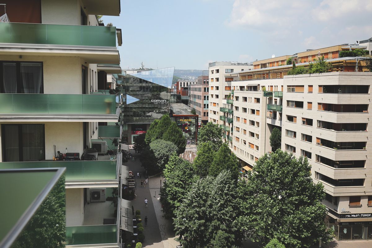 20210623 Budapest 
Elkészült Budapest legszélesebb sétálóutcája.
Cordia International Zrt.  Futureal csoport 
Újabb állomásához érkezett a Corvin Sétány, Közép-Európa egyik legnagyobb, több mint egy évtizede elindított városrész-megújítási programjának központi eleme: szerkezetkész a Grand Corvin második ütemében épült utolsó lakóháza is. A beruházással 22 hektár terület újult meg. Összesen közel egymilliárd euró értékben 2700 új lakás, 100 ezer négyzetméter irodaterület és 50 ezer négyzetméter kereskedelmi ingatlan épült meg. 
Sajtóbejárás 

Fotó: Kallus György  LUS  Világgazdaság  VG