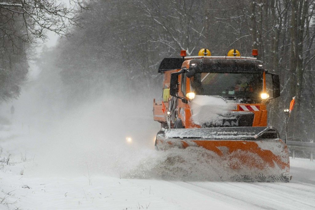 Winter in Hesse18 January 2024, Hesse, Schmitten: In the Taunus, the snow clearing service is in constant use to keep the roads clear, as here on the L 3004 up to the Feldberg. Photo: Helmut Fricke/dpa (Photo by HELMUT FRICKE / DPA / dpa Picture-Alliance via AFP)