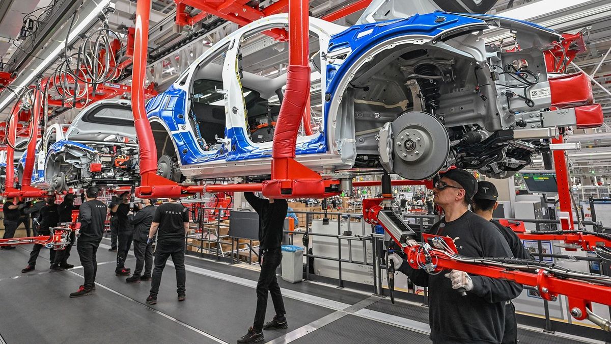 Vörös-tengeri válság: a Tesla kénytelen leállítani egyik gyárában a termelést