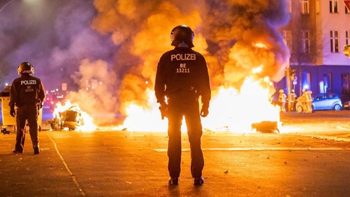Mintha háború dúlna Németországban: rakéták, Molotov-koktélok, sebesült rendőrök és több száz letartóztatás – így telt a szilveszter