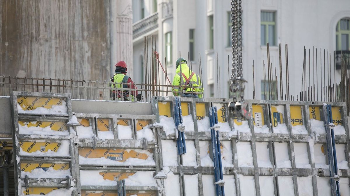 A fizikai munkát végző szak- és betanított munkások bére nőtt a legjobban tavaly