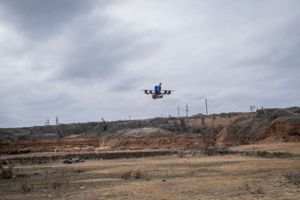 UKRAIINE WAR - WINTER 2023UKRAINE, KHERSON REGION, 2023/11/13: An FPV (First Person View) drone during a test fly in a training field of Ukraine. For several months, the FPV drones have been playing an important role on the frontlines of the war. They are used as kamikaze drones to strike precise targets. Photography by Virginie Nguyen Hoang / Hans Lucas.
UKRAINE, REGION DE KHERSON, 2023/11/13 : Un drone FPV (First Person View), pendant un vol test. Depuis plusieurs mois, les drones FPV jouent un role important sur le front de la guerre. Ils sont utilises comme drones kamikazes pour frapper des cibles precises. Photographie de Virginie Nguyen Hoang / Hans Lucas. (Photo by Virginie Nguyen Hoang / Hans Lucas / Hans Lucas via AFP)