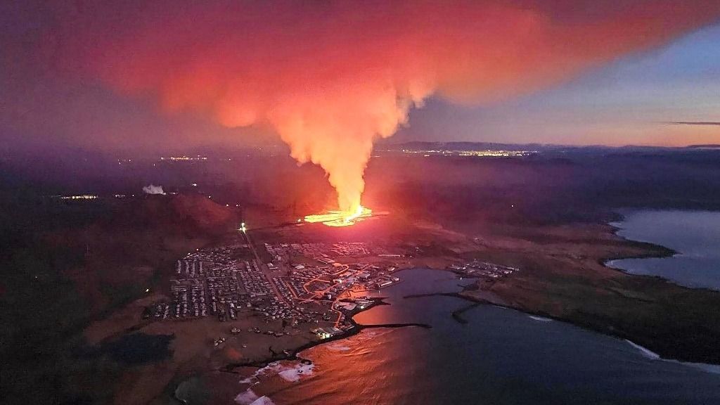 Billowing smoke and flowing lava are seen in this Icelandic Department of Civil Protection and Emergency Management , January 14, 2024, handout image during an volcanic eruption on the outskirts of the evacuated town of Grindavik, western Iceland. Seismic activity had intensified overnight and residents of Grindavik were evacuated, Icelandic public broadcaster RUV reported. This is Iceland's fifth volcanic eruption in two years, the previous one occurring on December 18, 2023 in the same region southwest of the capital Reykjavik. Iceland is home to 33 active volcano systems, the highest number in Europe. (Photo by Icelandic Department of Civil Protection and Emergency Management / AFP) láva vulkán