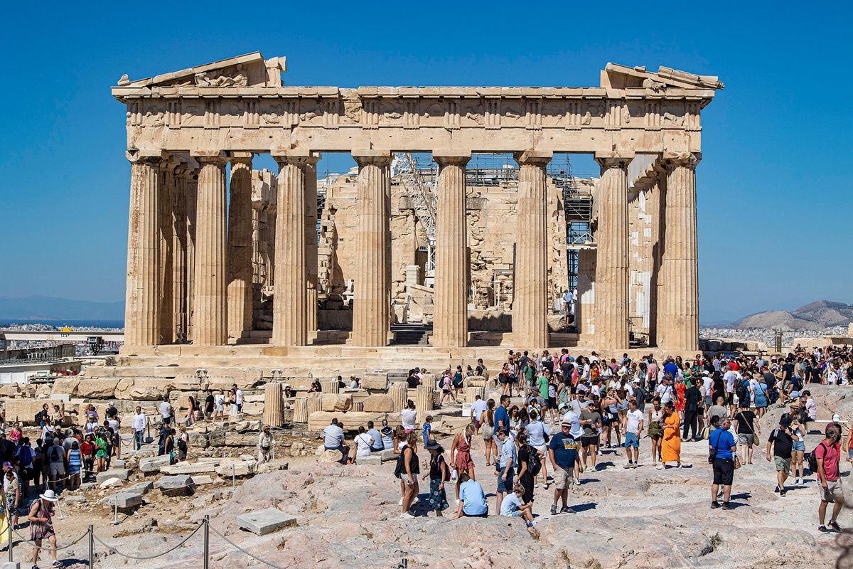 Crowds of tourists and local visitors in front of the Parthenon, an ancient temple dedicated to the goddess Athena, on the Akropolis of Athens on the known sacred rock. People are seen walking and takings pictures of the ancient monument, while wearing hats because of the Greek sun. The Acropolis of Athens is an ancient citadel located on a rocky outcrop above the city of Athens and contains the remains of several ancient buildings of great architectural and historical significance, the most famous being the Parthenon attracting millions of tourists and visitors every year. It was built in 432BC by the architects Iktinos and Calicrates with famous sculptures from Phidias inside. Acropolis is a UNESCO World Heritage Site. Greece is facing an increased wave of tourist arrivals in pre pandemic levels, as of summer 2022 the numbers are exceeding the era before the COVID-19 Coronavirus travel restriction measures. Tourism is one of the main income sources of the country. Athens, Greece on July 2022 (Photo by Nicolas Economou/NurPhoto) (Photo by Nicolas Economou / NurPhoto / NurPhoto via AFP)
Görögország idén is megtelik turistákkal.