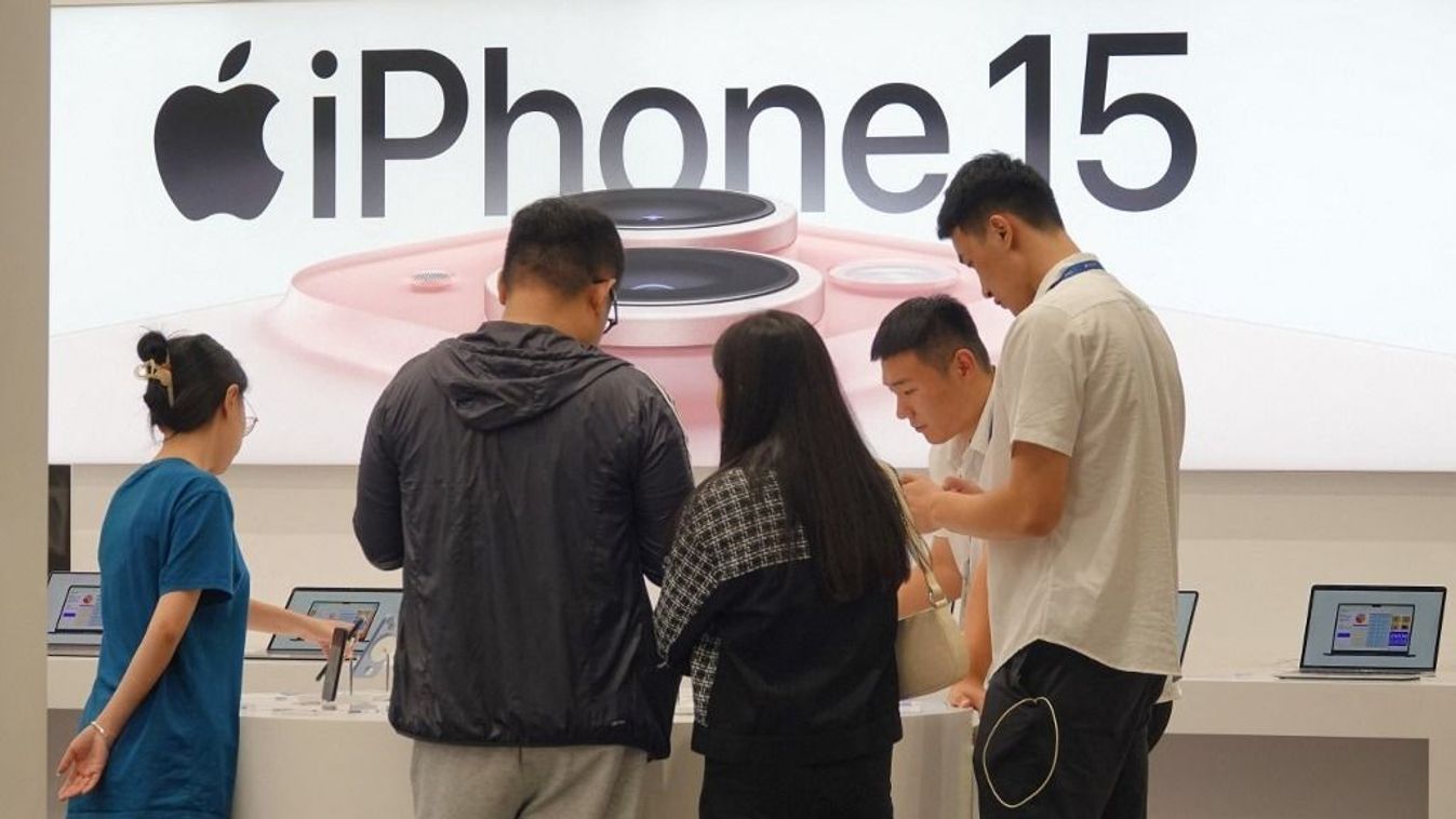 Apple Store in YantaiYANTAI, CHINA - SEPTEMBER 28, 2023 - Customers learn about the newly launched iPhone15 at an Apple store in Yantai, East China's Shandong province, Sept 28, 2023. (Photo by Costfoto/NurPhoto) (Photo by CFOTO / NurPhoto / NurPhoto via AFP)