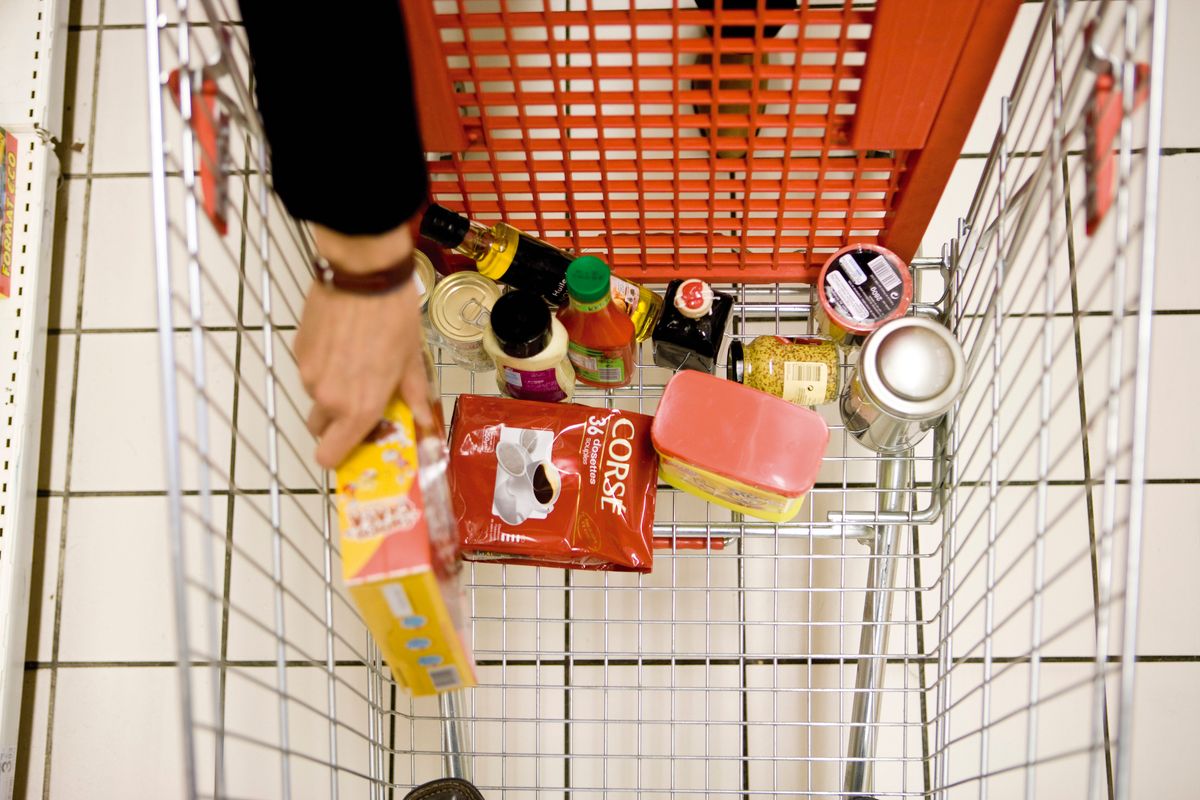 Shopper placing groceries in shopping cart
Csökken a német fogyasztói bizalom a GfK vonatkozó indexe szerint 