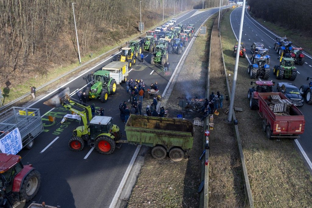 Tractors blocking the E19 highway at the E429 crossing pictured during a farmers protest in Halle (Hal), organised by the federation of young walloon farmers (FJA), Monday 29 January 2024. Farmers protests across Europe are growing as they demand better conditions to grow produce and maintain a proper income. BELGA PHOTO NICOLAS MAETERLINCK (Photo by NICOLAS MAETERLINCK / BELGA MAG / Belga via AFP)
traktor tüntetés Belgium