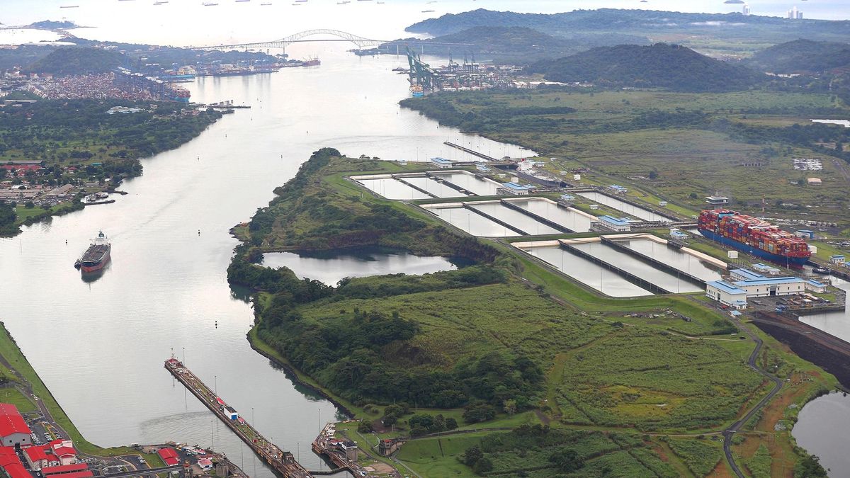 Historic drought and warm seas slow Panama Canal shipping Panama-csatorna