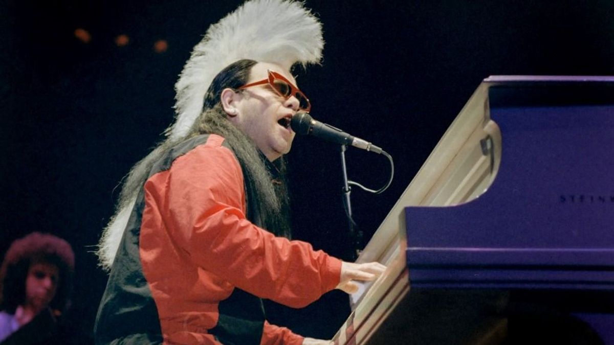 Elton John 10 millió dollár értékű személyes tárgyat bocsát árverésre