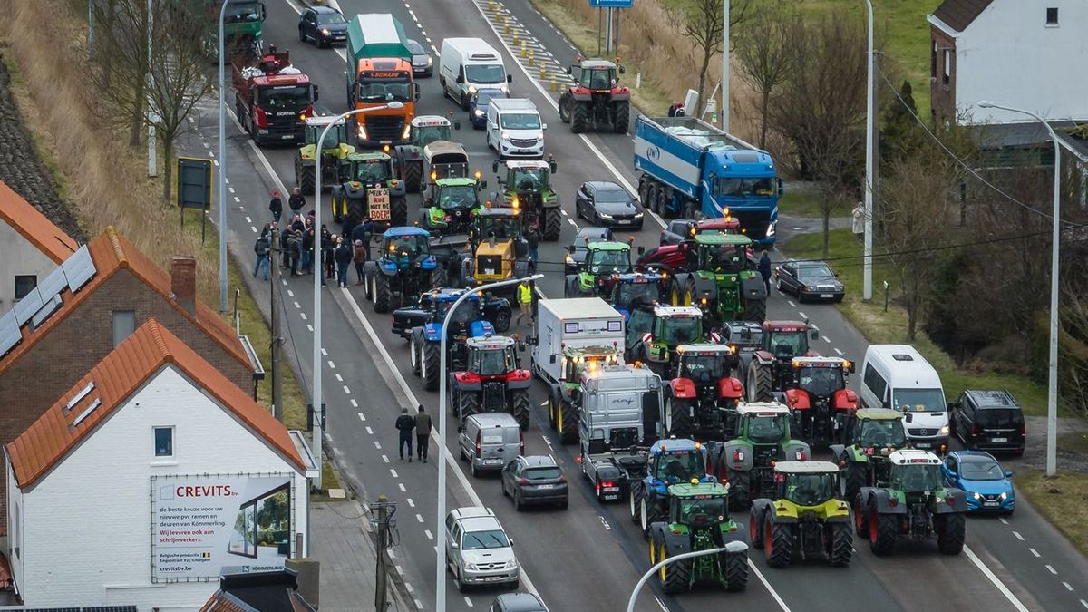 Belgiumban a gazdák lezárták az ország második legnagyobb kikötőjébe vezető utakat