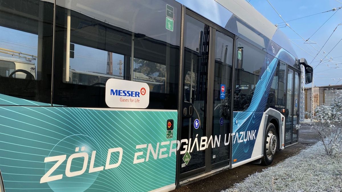 Nem lesz egyeduralkodó az elektromos autózás Magyarországon: új technológiát hoznak a cégóriások