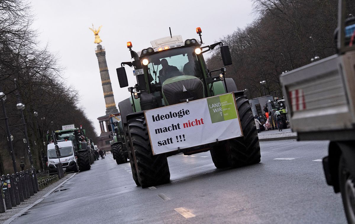 14 January 2024, Berlin: Tractors can be seen on the Straße des 17. Juni not far from the Brandenburg Gate. The final rally of farmers and haulage companies will take place there tomorrow at the end of the nationwide protest. On Sunday morning, police counted around 200 tractors, 40 trucks and dozens of other vehicles on the Straße des 17. The Straße des 17. Juni between the big star and the Brandenburg Gate had already been closed on Saturday for the planned large demonstration on Monday. Photo: Paul Zinken/dpa (Photo by Paul Zinken / DPA / dpa Picture-Alliance via AFP)