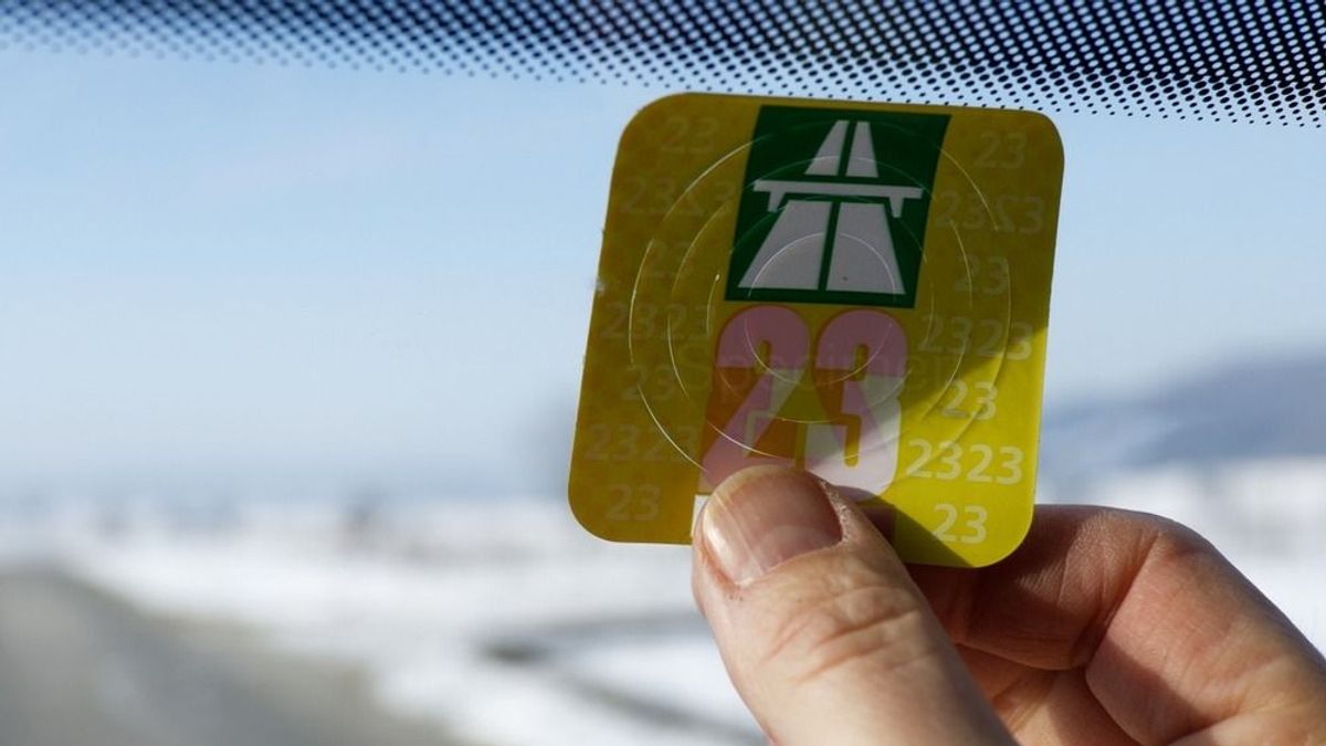 Havi helyett éves matricákra váltanak az autósok