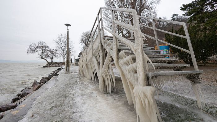 Jég borítja a lépcsőket és a korlátokat a Balaton partján Fonyódnál, a bélatelepi strandon 2024. január 9-én.