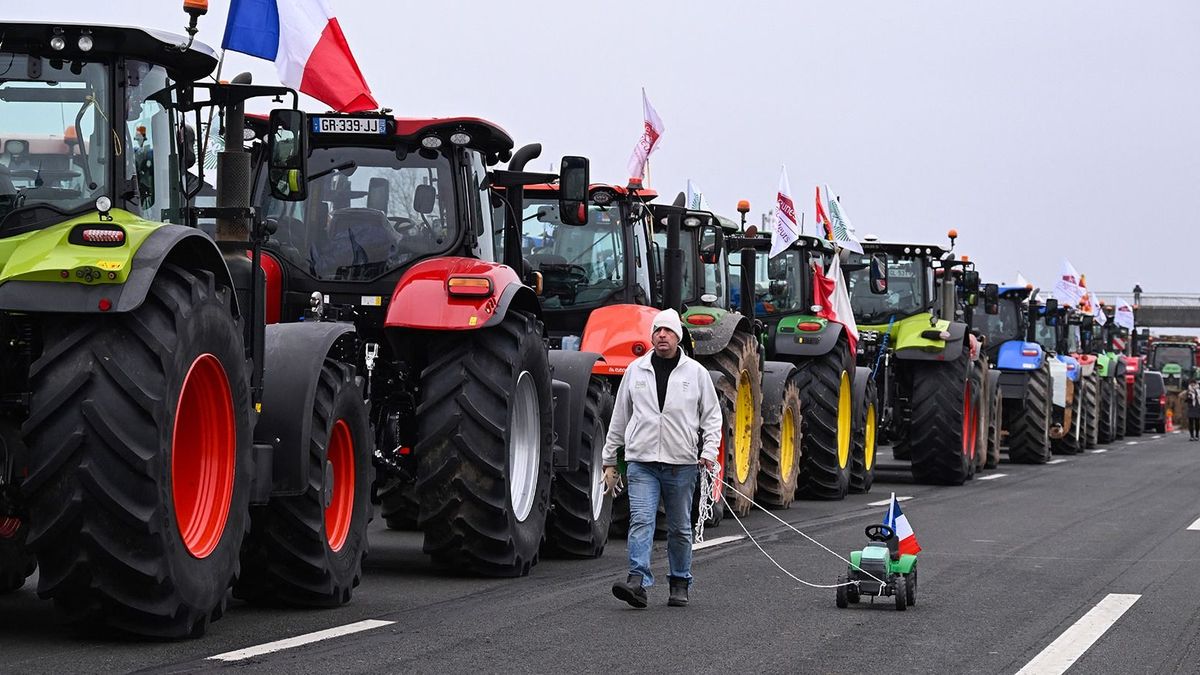 Lezárják a gazdák Belgium második legnagyobb kikötőjét