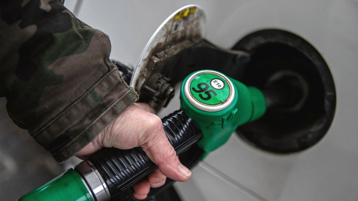 Újra emelnek az üzemanyagárakon Magyarországon: péntektől a benzin és a dízel is drágul