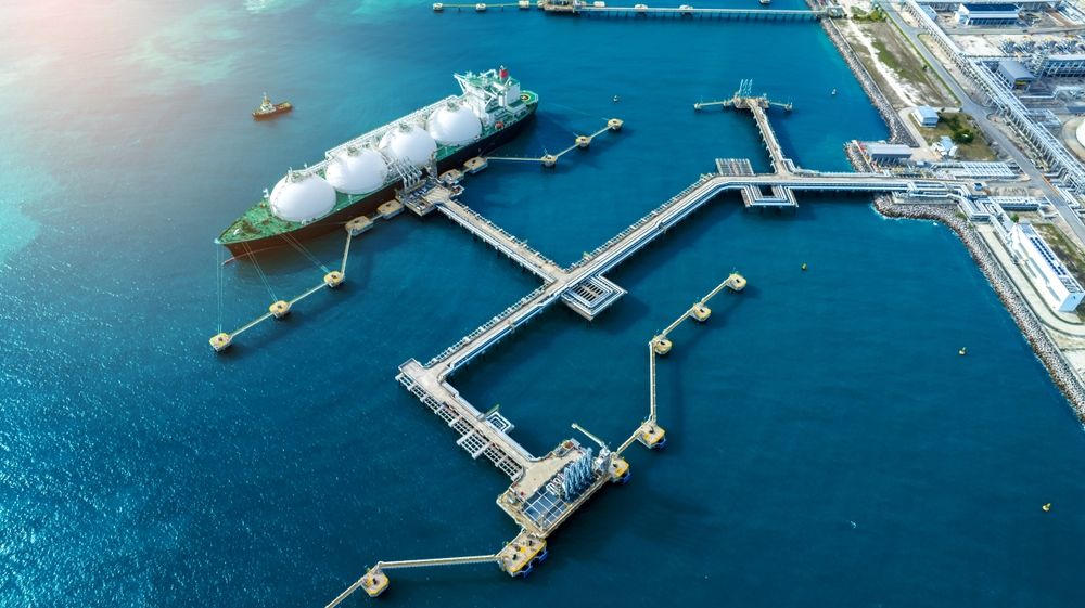 Lng,(liquified,Natural,Gas),Tanker,Anchored,In,Gas,Terminal,Gas