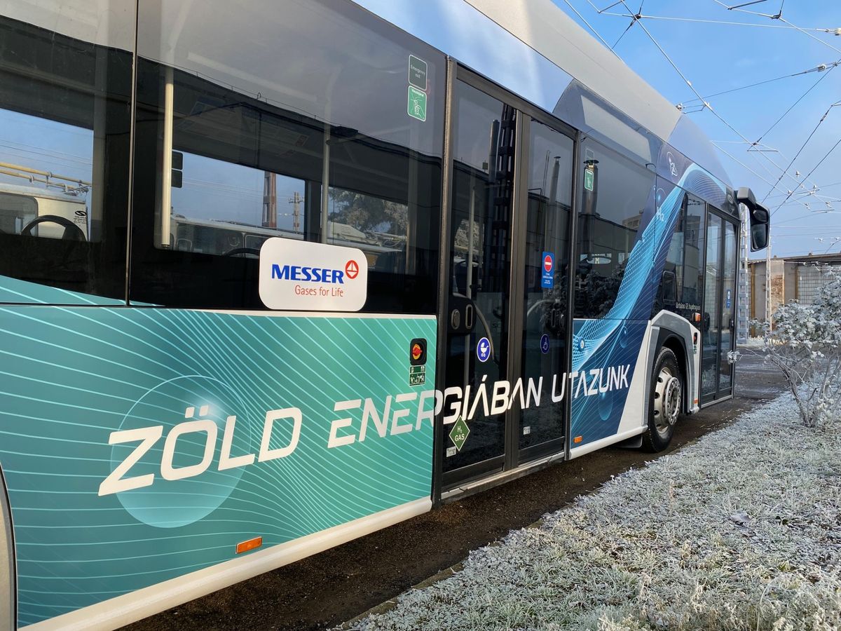 hidrogén,higrogen,bus,busz,zöld,green,energy,
küldött kép
Január 5-én hidrogénbusz mintaprojekt indult Debrecenben. A hidrogénbusz több magyar várost is megjár majd egy év alatt. Debrecent követően Miskolcon, Kecskeméten, Kaposváron, Zalaegerszegen és Győrben lehet majd kipróbálni, minden városban kétszer négy héten keresztül. A Solaris hidrogénbusz üzemanyagellátását a Messer Hungarogáz biztosítja a Széchenyi Egyetemi Csoporthoz tartozó HUMDA Magyar Mobilitás-fejlesztési Ügynökség Zrt kísérleti projektjében.