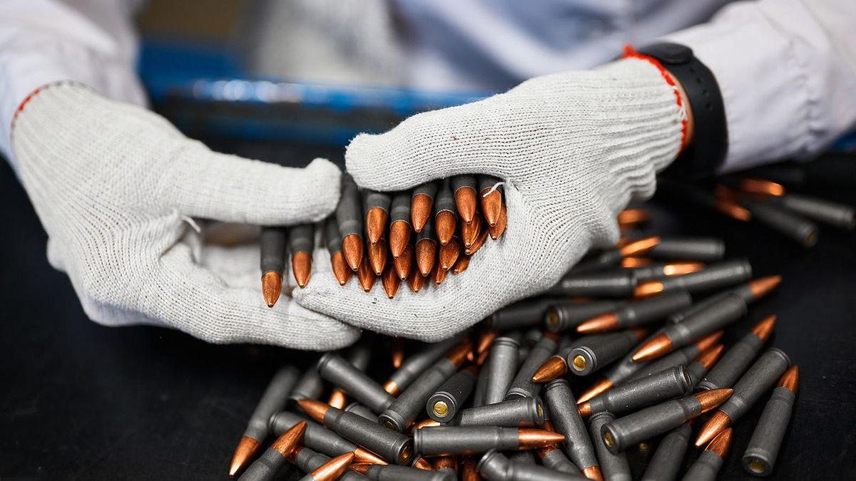 Sorting,And,Selective,Quality,Control,Of,Weapon,Cartridges.,Hands,Of
Sorting and selective quality control of weapon cartridges. Hands of the worker in gloves hold cartridges. védelem