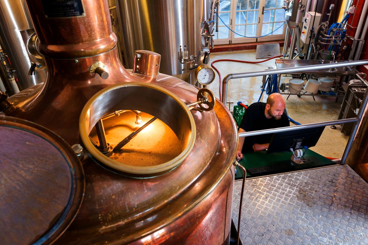kézműves,sör,sörfőzde
Brewmaster At Work
Micro brewery. Part of a series illustrating the rise in popularity of micro breweries as consumers turn away from mass produced beers.