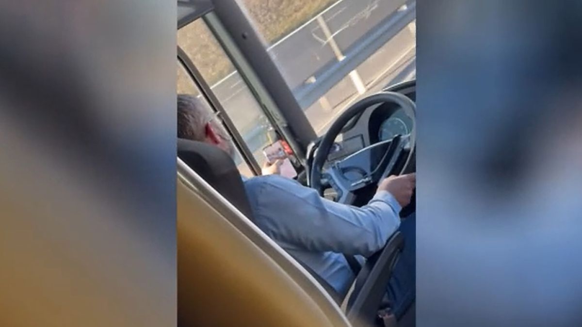 Az utasok kérték a Volánbusz sofőrjét, hogy hagyja abba a mobilozást, mert rázkódik a busz