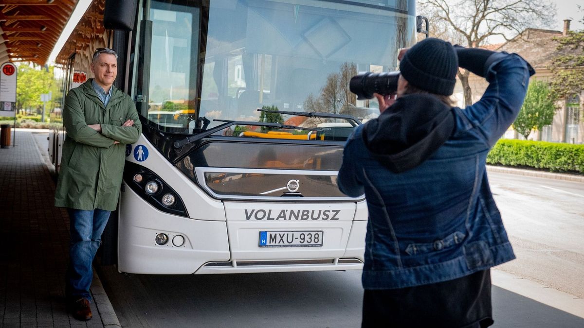 Letették a fegyvert a szakszervezetek Lázár János előtt – nem lesz újabb Volánbusz-sztrájk
