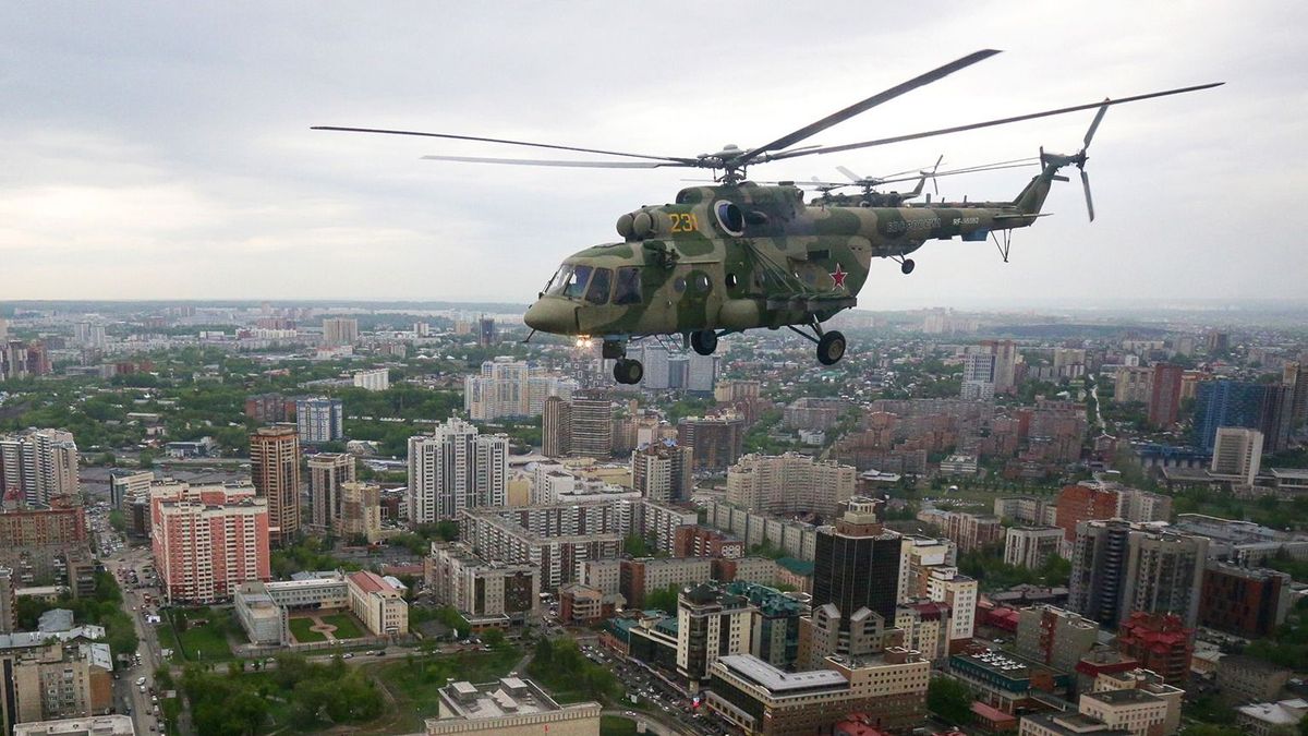 Russian Mi-8 helicopters fly over Novosibirsk during a rehearsal for the Victory Day parade on May 7, 2020. President Vladimir Putin had planned a major celebration for this year's 75th anniversary of the victory over Nazi Germany during World War Two, with world leaders in attendance as thousands of troops and tanks paraded through Red Square. The coronavirus forced him to postpone the parade and the day will now be marked only with military aircraft flying over major cities. (Photo by Rostislav NETISOV / AFP) infrastruktúra