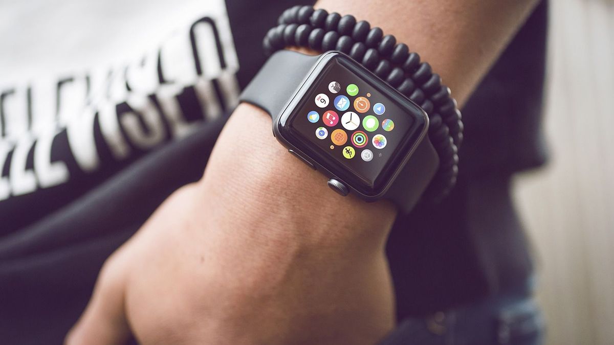 Visszakozik az Apple: hajlandó lebutítani az okosóráit