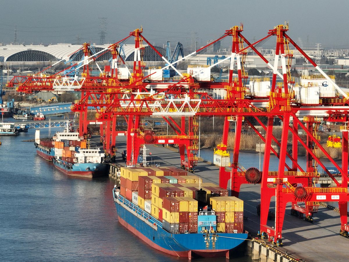 Busy Yangzhou Port in Jiangsu