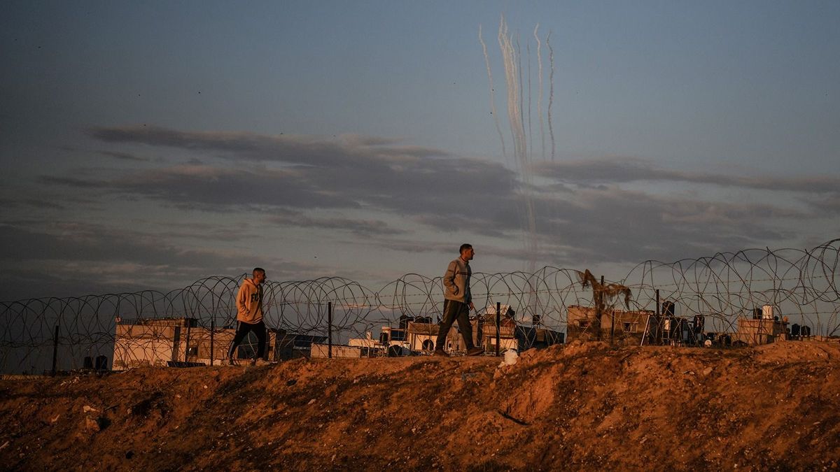 GAZA CITY, GAZA - JANUARY 29: Palestinians groups in Gaza fire rockets to Israel in response to Israeli attacks on Gaza City in Gaza on January 29, 2024. Abed Zagout / Anadolu (Photo by Abed Zagout / ANADOLU / Anadolu via AFP) izrael