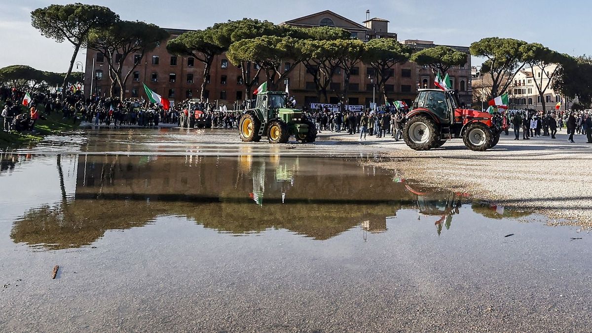 Farmers protest in Rome
ROME, ITALY, FEBRUARY 15:Tractors enter the Circus Maximus in Rome, Italy, on February 15, 2024. Although deeply divided, Italian farmer movements continue their protest against cheap import from outside the European Union and measurements aimed to fight climate change and to protect the environment. Riccardo De Luca / Anadolu (Photo by RICCARDO DE LUCA / ANADOLU / Anadolu via AFP) olasz gazdák