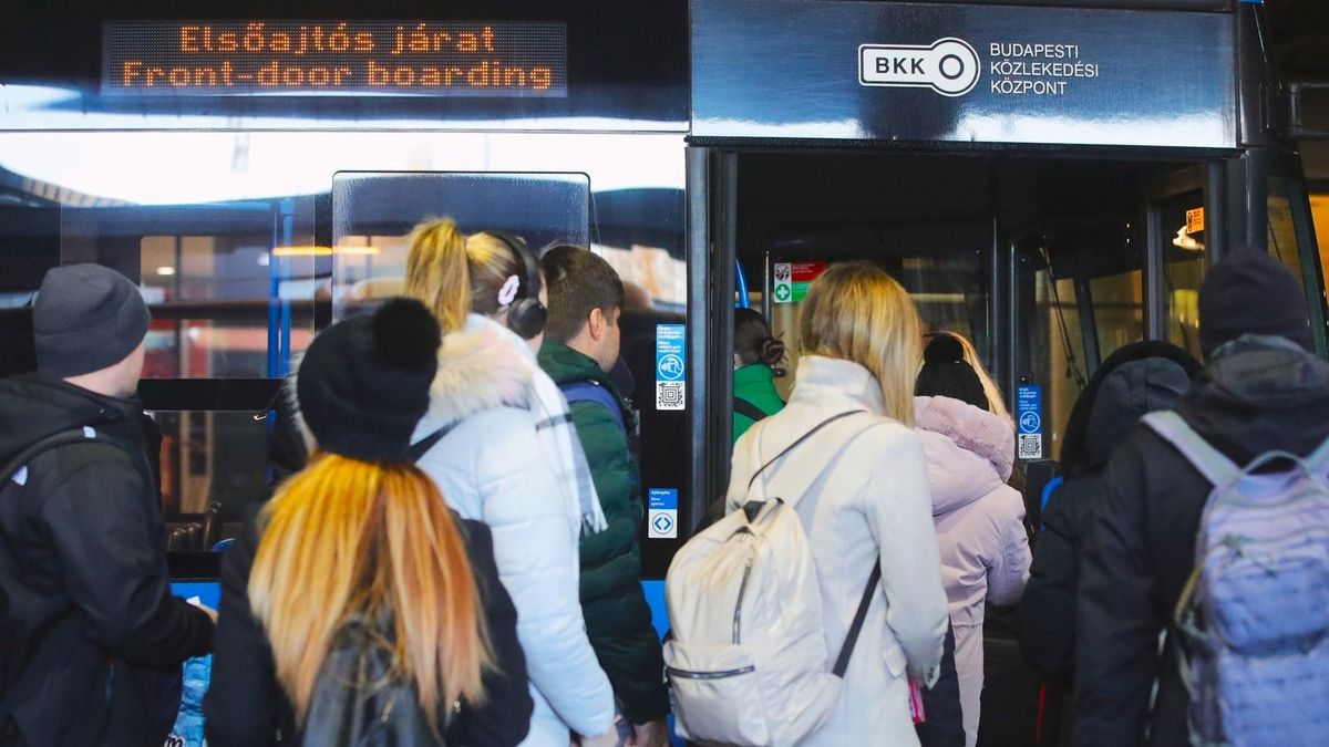 A BKK nem fúj visszavonulót, sőt újabb járatokra terjeszti ki az első ajtós felszállást – mutatjuk a részleteket