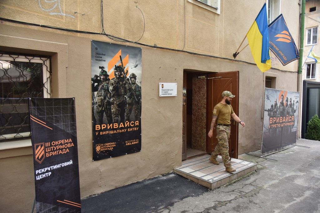 Opening of the recruiting center of the Third Assault Brigade in LvivLVIV, UKRAINE - JULY 22: The recruitment center of the Third Separate Assault Brigade opens in Lviv, Ukraine on July 22, 2023. The recruitment centers of this brigade are already successfully operating in two cities of Ukraine. Lviv became the third city where their recruiting center will operate. Pavlo Palamarchuk / Anadolu Agency (Photo by Pavlo Palamarchuk / ANADOLU AGENCY / Anadolu via AFP)
Volodomir Zelenszkij, ukrán sorkatona sorozás tartalékos orosz-ukrán háború