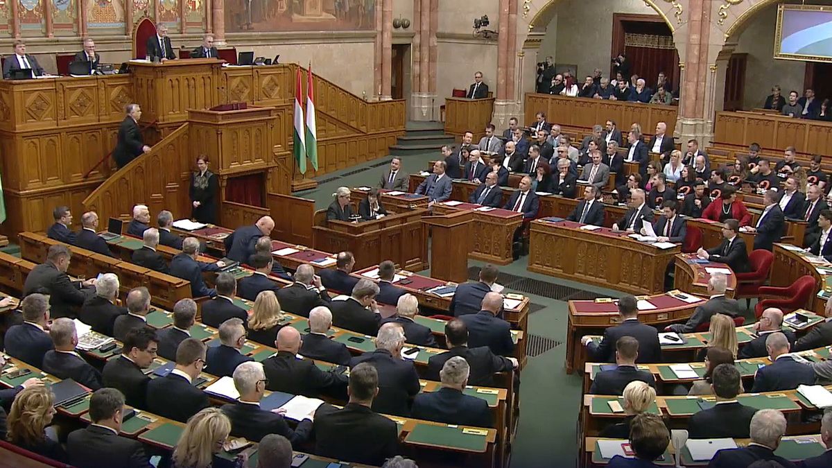 Megszavazta a parlament: Novák Katalin már nem köztársasági elnök, Kövér László lép a helyébe