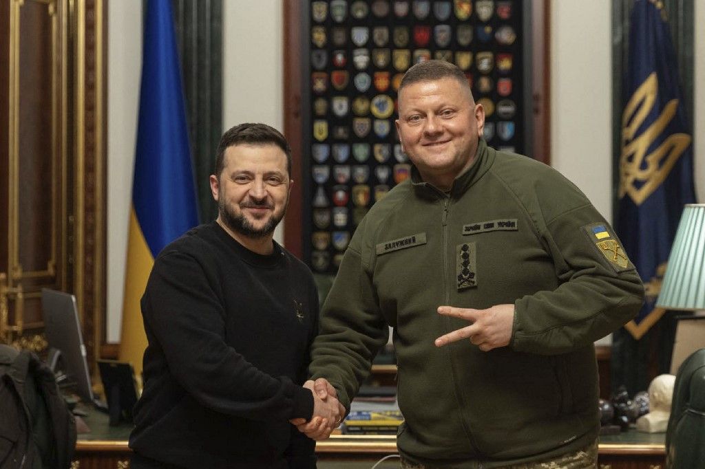 This handout photograph taken and released by Ukrainian presidential press service on February 8, 2024, shows Ukraine's President Volodymyr Zelensky (L) shaking hands with Commander-in-Chief of the Armed Forces of Ukraine, Valeriy Zaluzhnyi during their meeting in Kyiv. (Photo by Handout / UKRAINIAN PRESIDENTIAL PRESS SERVICE / AFP) / RESTRICTED TO EDITORIAL USE - MANDATORY CREDIT "AFP PHOTO / Ukrainian Presidential Press Service" - NO MARKETING NO ADVERTISING CAMPAIGNS - DISTRIBUTED AS A SERVICE TO CLIENTS