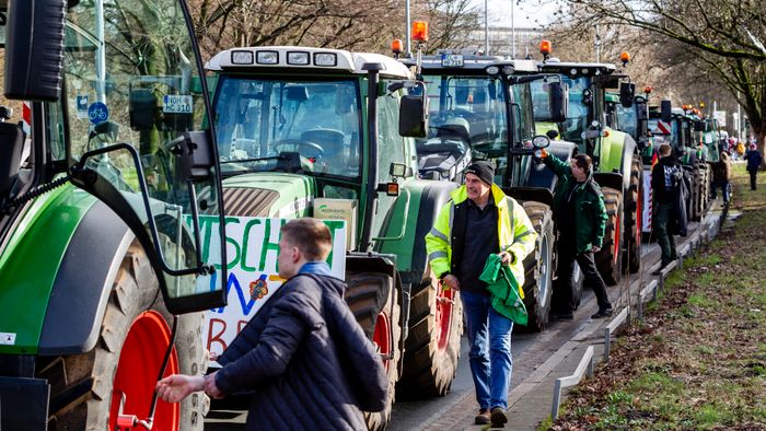 Január után újra tüntettek a földművesek Hannoverben a tartományi parlament épületénél és több helyen Németországban. Noha az év eleji tüntetések miatt változtatott a német kormány a mezőgazdaság finanszírozásán, a termelők továbbra is elégedetlenek az intézkedéscsomaggal, és további demonstrációkra készülnek.