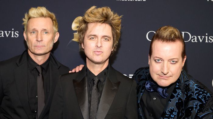 Beverly Hills, 2024. február 4.Mike Dirnt, Billie Joe Armstrong és Tré Cool, a Green Day amerikai punk rock zenekar tagjai (b-j) a Grammy-díjak 66. átadási ünnepsége alkalmából tartott gálaesten a kaliforniai Beverly Hillsben 2024. február 3-án. A zeneipar legrangosabb elismerésének számító Grammy-díjakat február 4-én adják át Los Angelesben.MTI/EPA/Allison Dinner